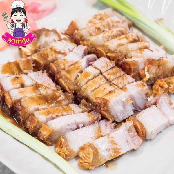 อยากทานหมูกรอบอร่อยๆ โดยไม่ต้องง้อร้านอาหาร มาลองทำเองกันเถอะ! สูตรนี้ง่ายมาก เพียงไม่กี่ขั้นตอน คุณก็จะได้หมูกรอบ หนังฟูกรอบ เนื้อนุ่ม ทานคู่กับน้ำจิ้มรสเด็ด ฟินสุดๆ